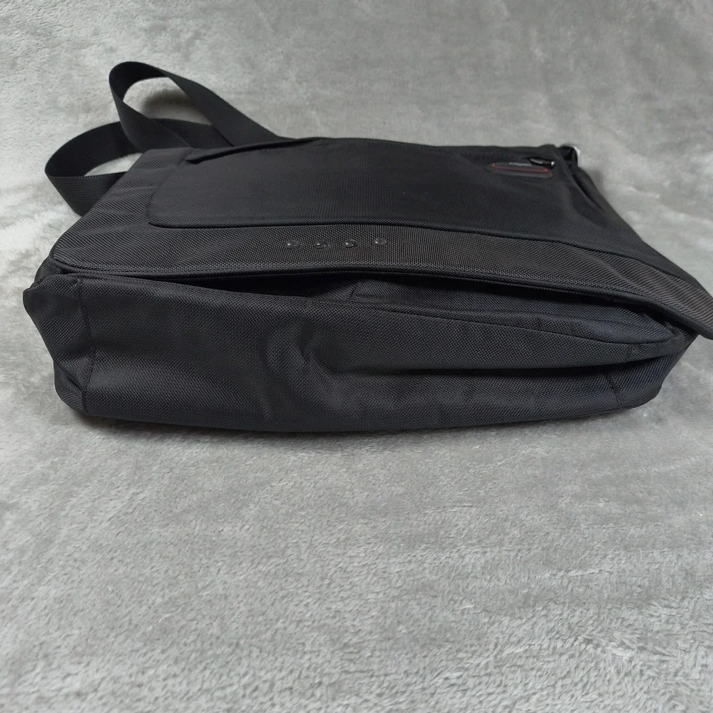 Tumi Messenger Bag Black T‎ Tech 5114D Nylon Crossbody Shoulder Messenger Laptop